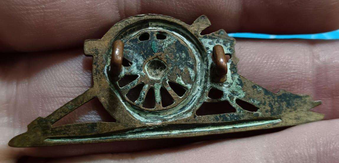 WW1 British Army Royal Artillery Collar Badge