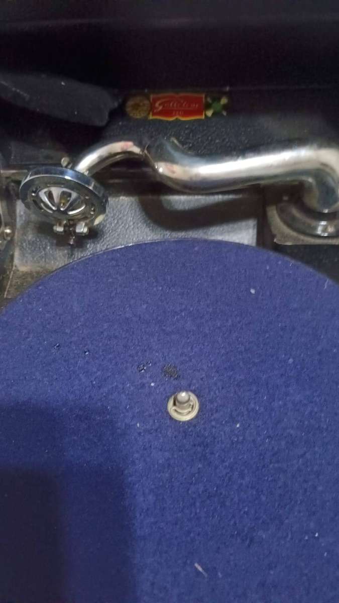 Vintage Gallotone Manual Record Player in Very Good Condition