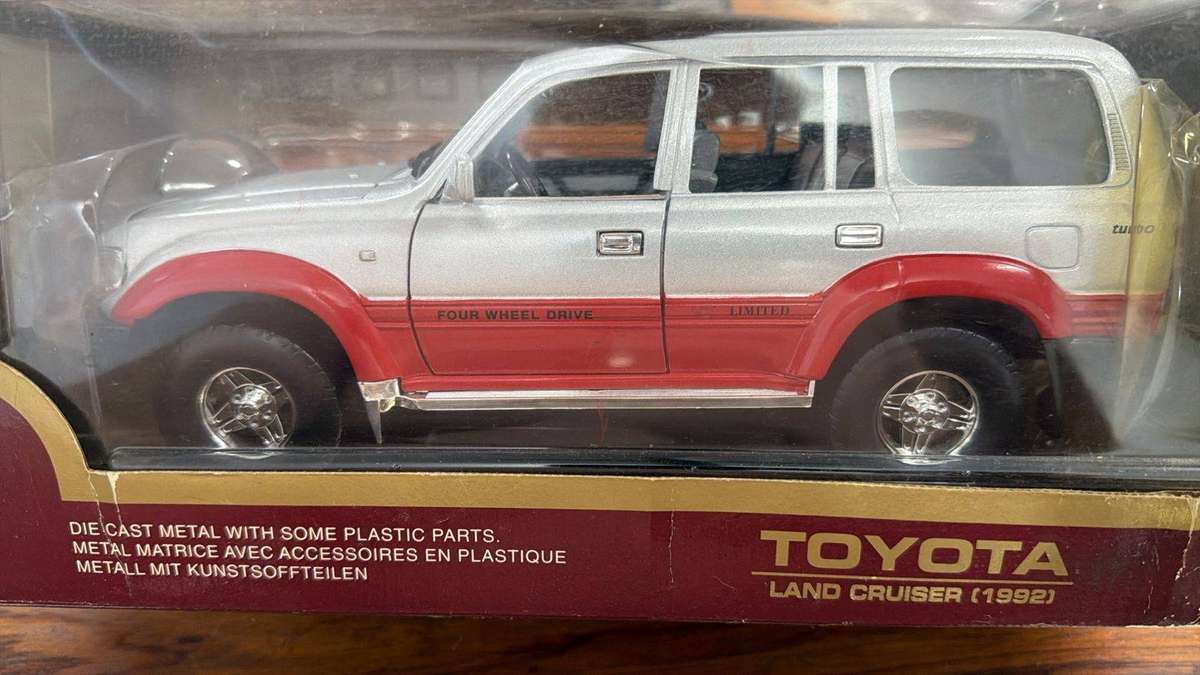 Toyota Landcruiser 1992 scale 1/18 vintage car boxed