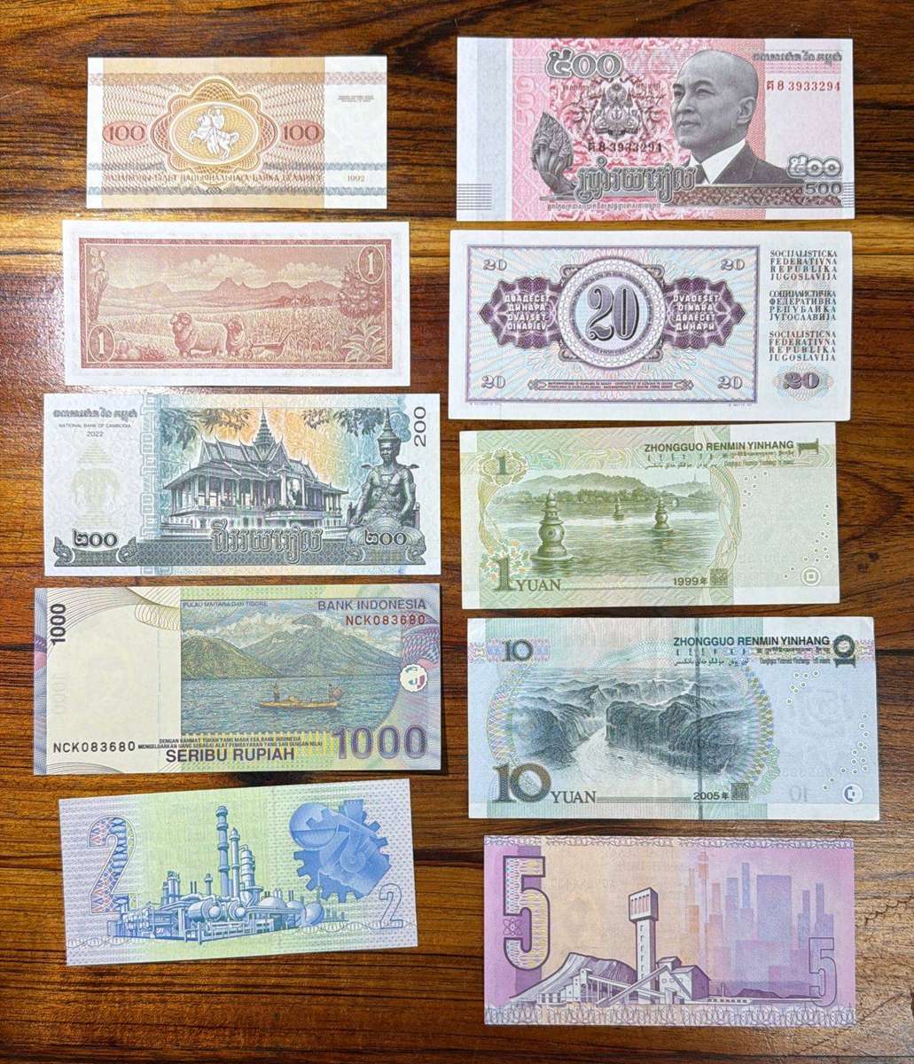 Lot of 10 of assorted bank notes