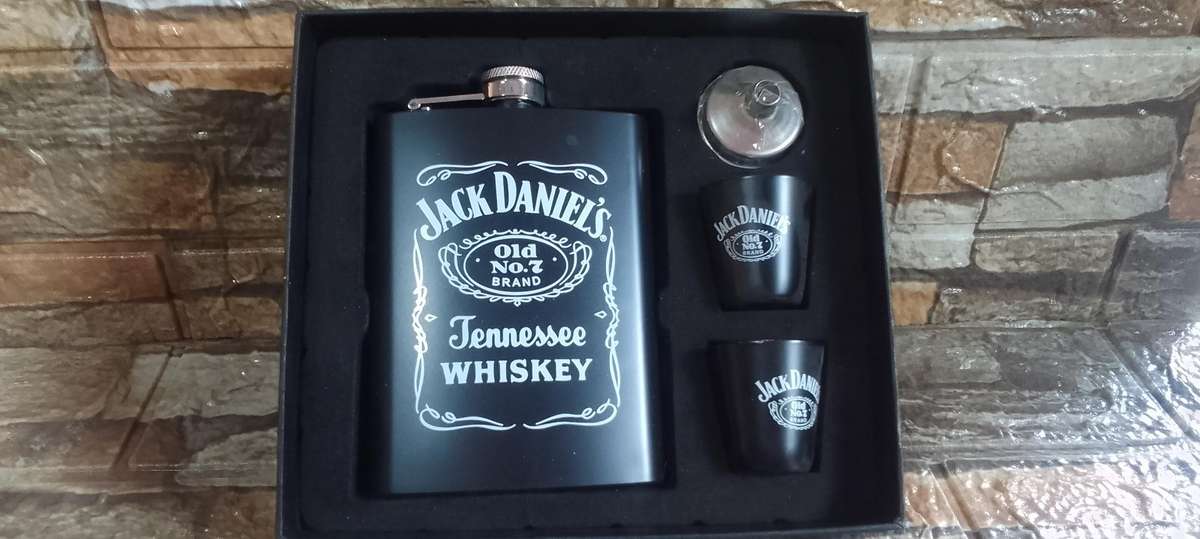 jack daniels hip flask gift set, new