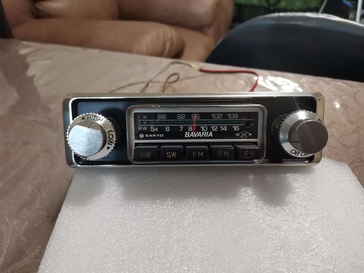Vintage 70s Sanyo Baravia car radio