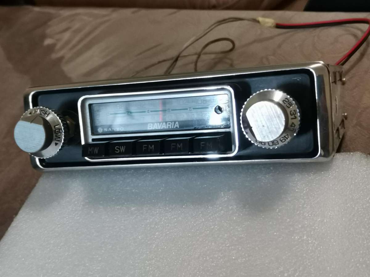 Vintage 70s Sanyo Baravia car radio
