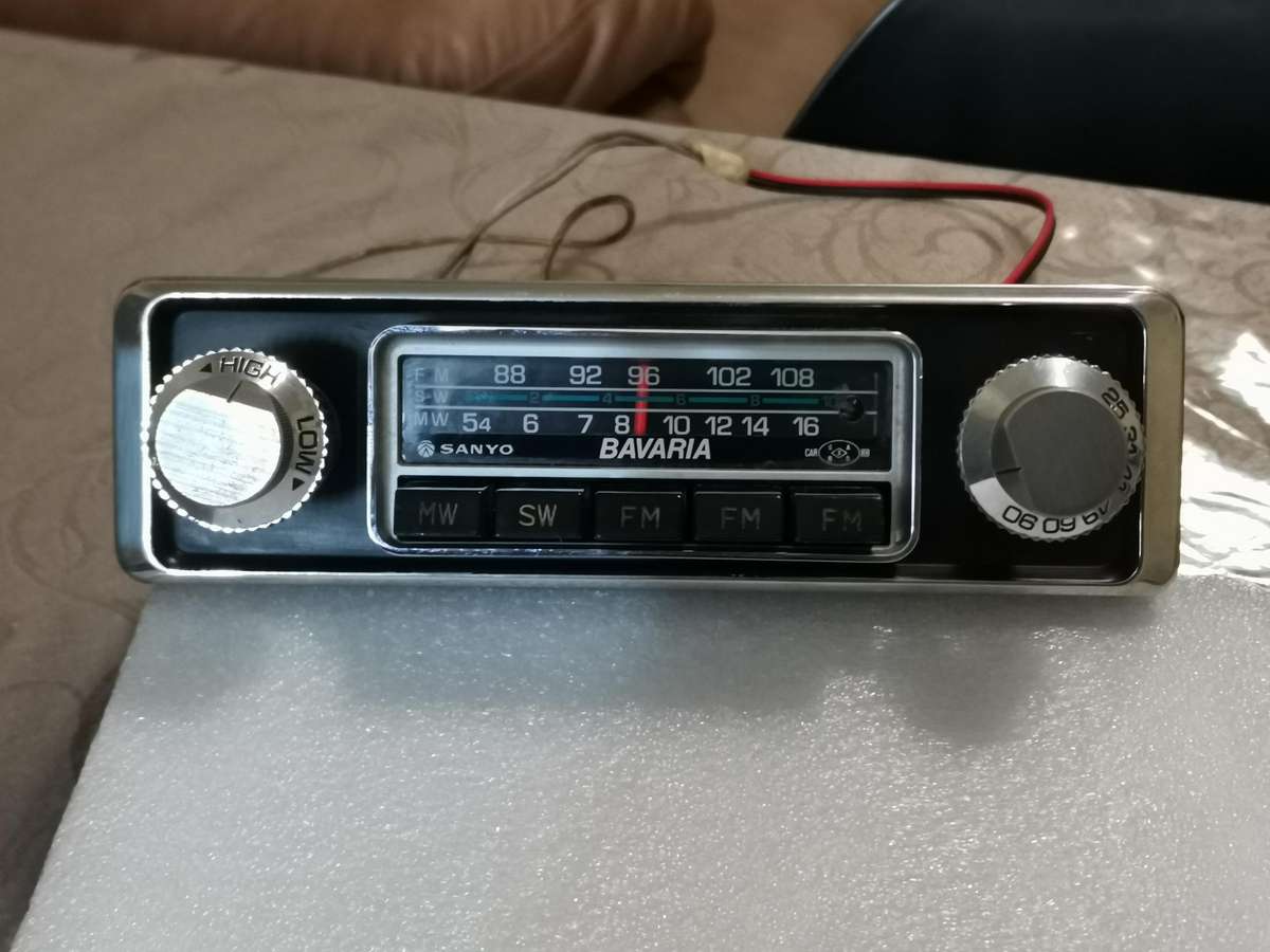 Vintage 70s Sanyo Baravia car radio