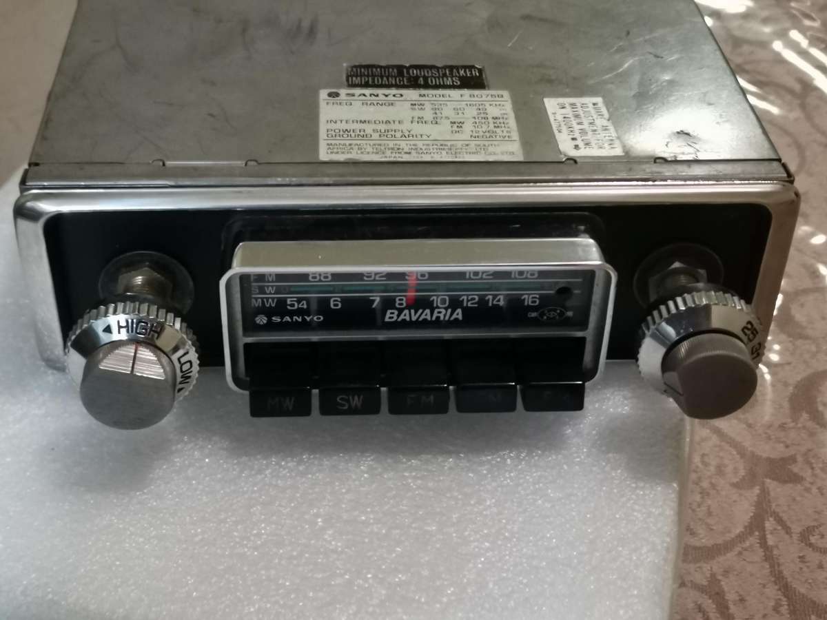 Vintage 70s Sanyo Baravia car radio