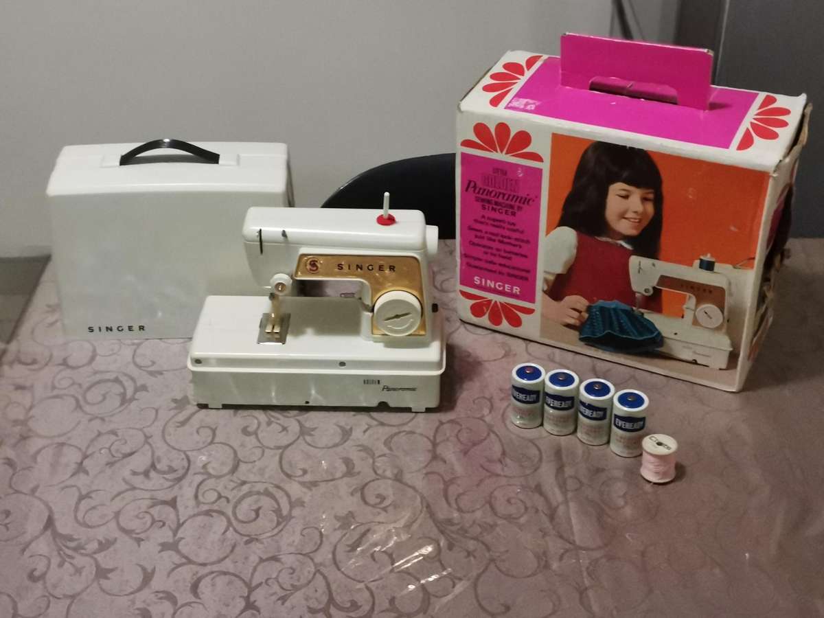 Vintage 1960s singer 67B golden panoramic child's sewing machine