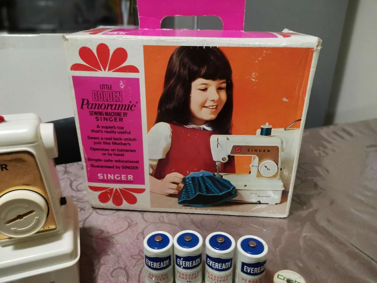 Vintage 1960s singer 67B golden panoramic child's sewing machine
