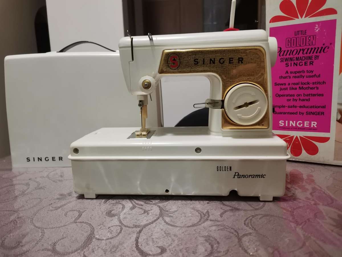 Vintage 1960s singer 67B golden panoramic child's sewing machine
