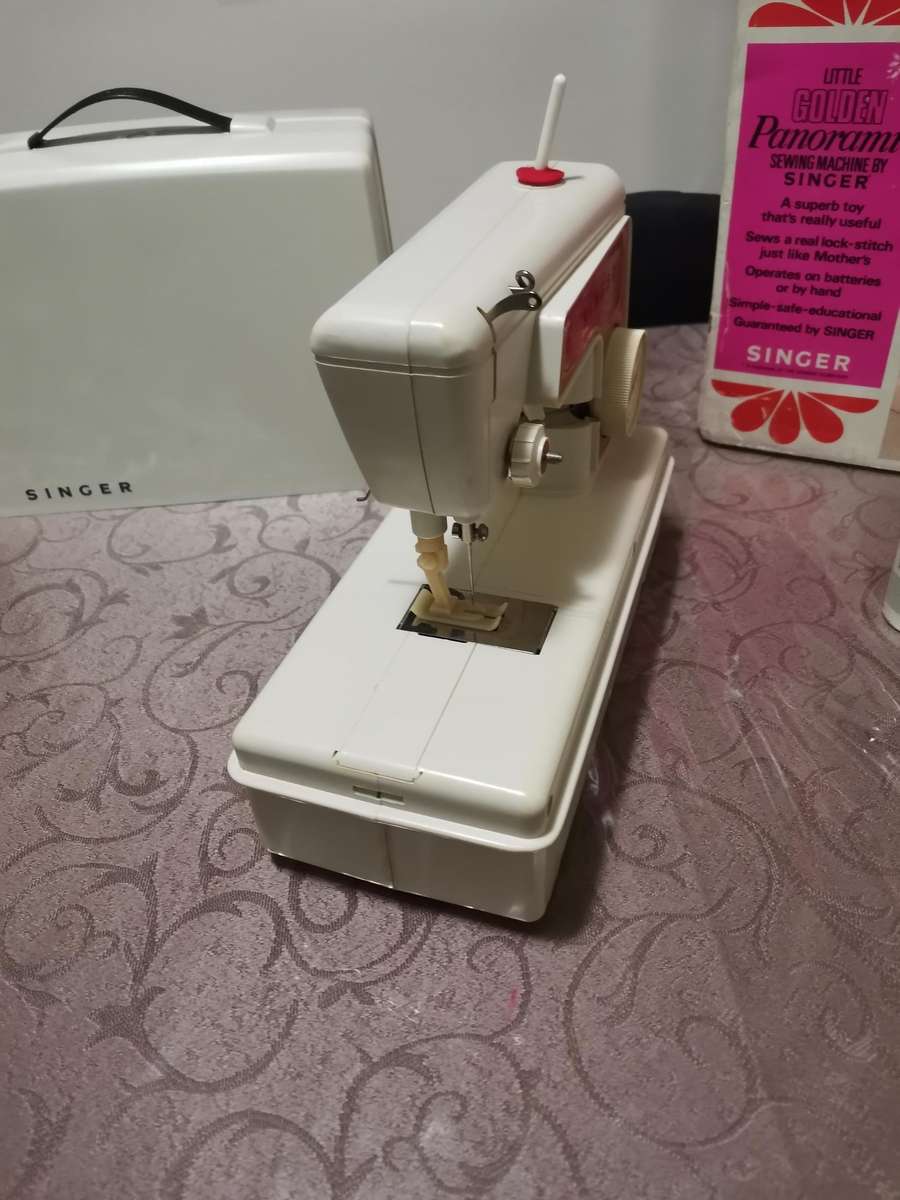 Vintage 1960s singer 67B golden panoramic child's sewing machine