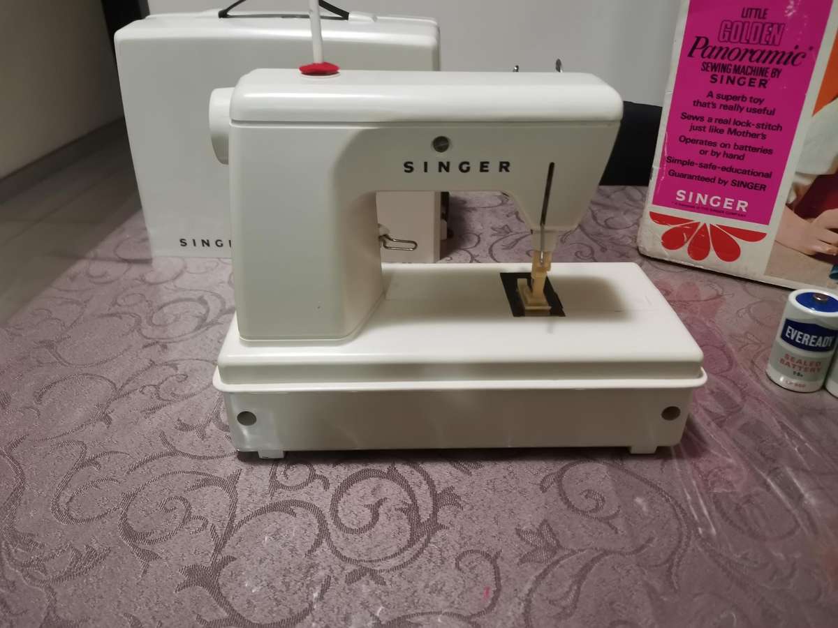 Vintage 1960s singer 67B golden panoramic child's sewing machine