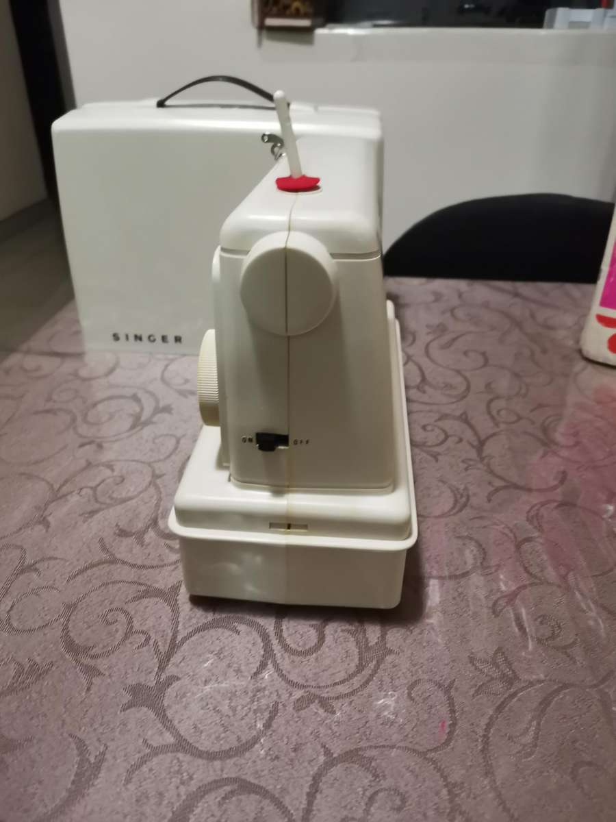 Vintage 1960s singer 67B golden panoramic child's sewing machine