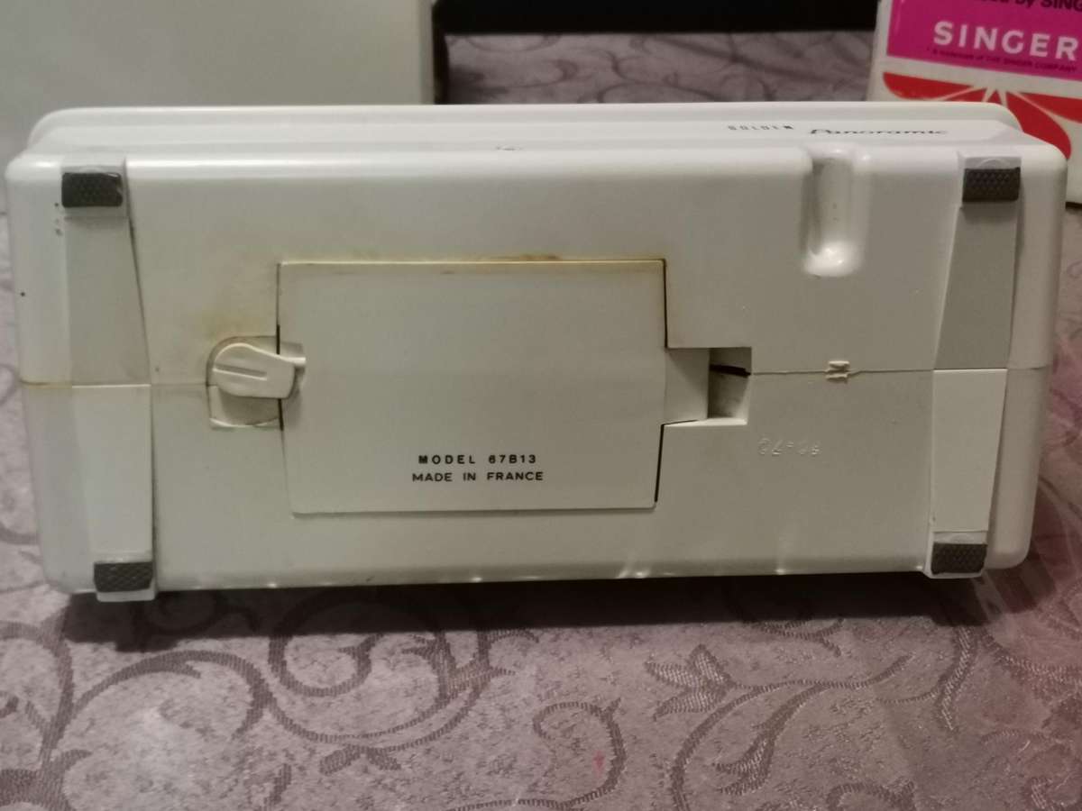 Vintage 1960s singer 67B golden panoramic child's sewing machine