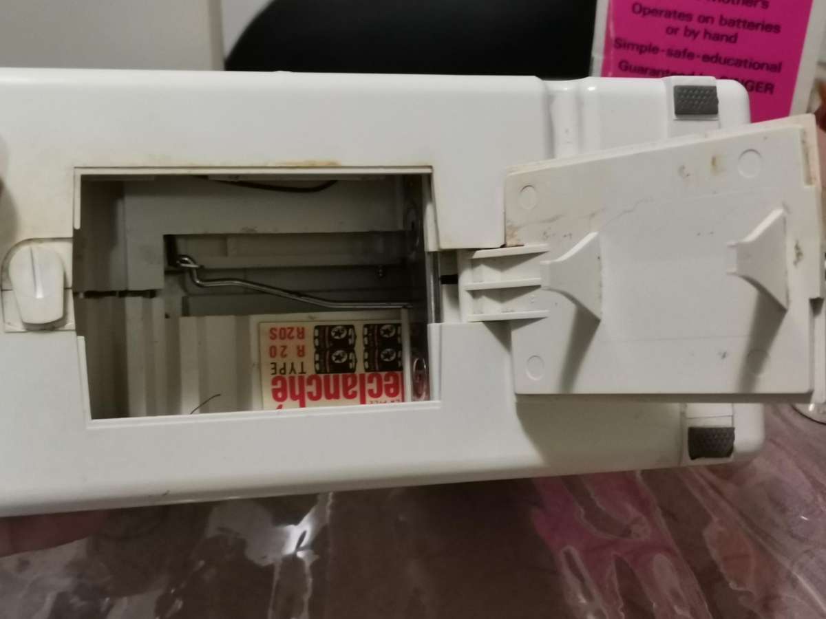 Vintage 1960s singer 67B golden panoramic child's sewing machine