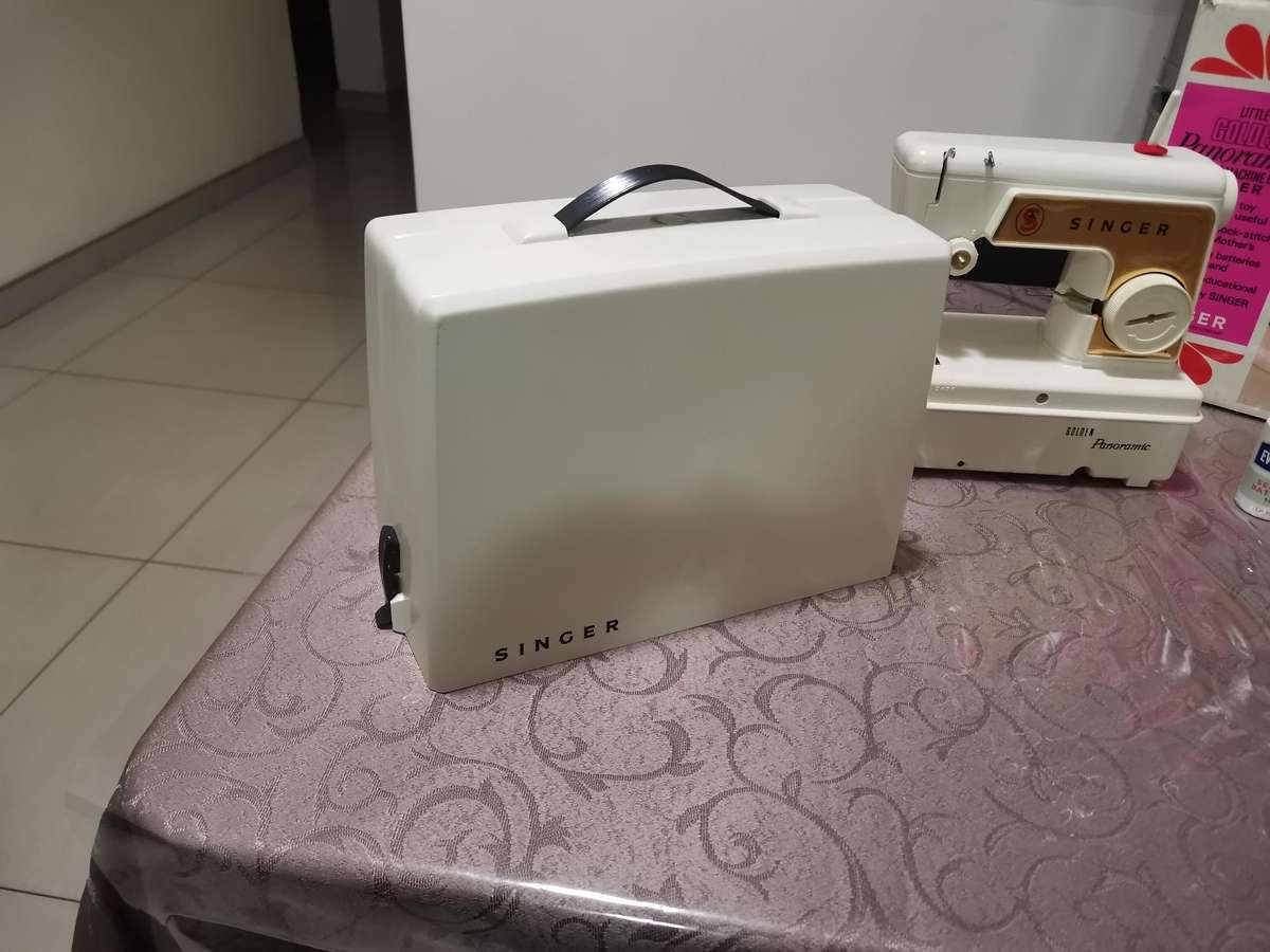 Vintage 1960s singer 67B golden panoramic child's sewing machine