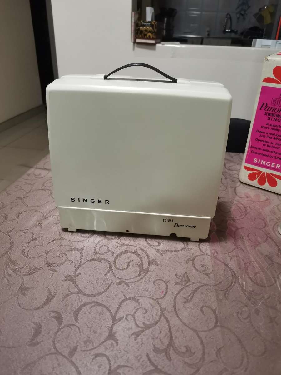 Vintage 1960s singer 67B golden panoramic child's sewing machine