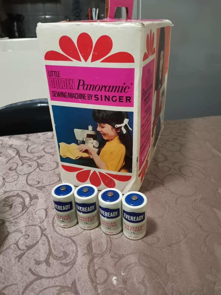 Vintage 1960s singer 67B golden panoramic child's sewing machine