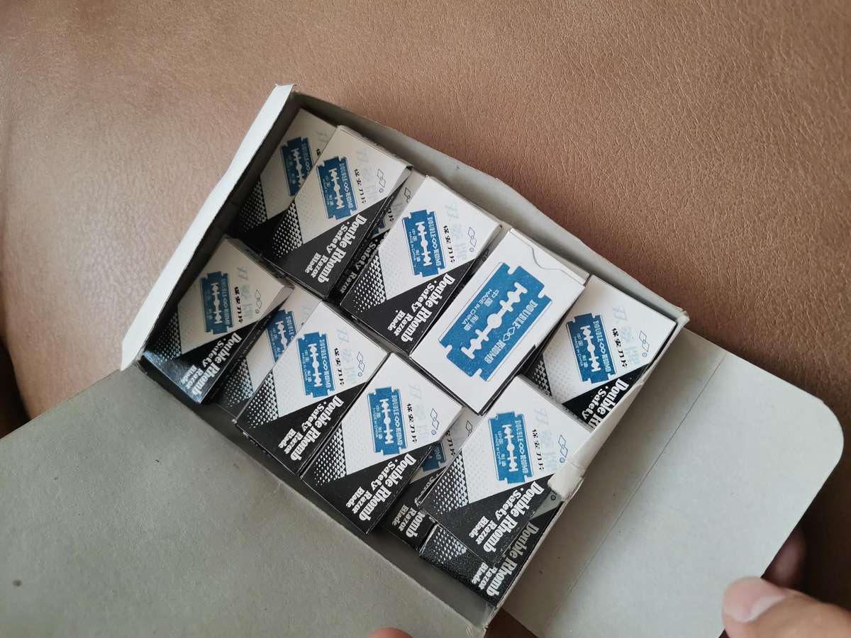 Vintage 80s double rhomb double edge safety razor blades box of 85 new old stock