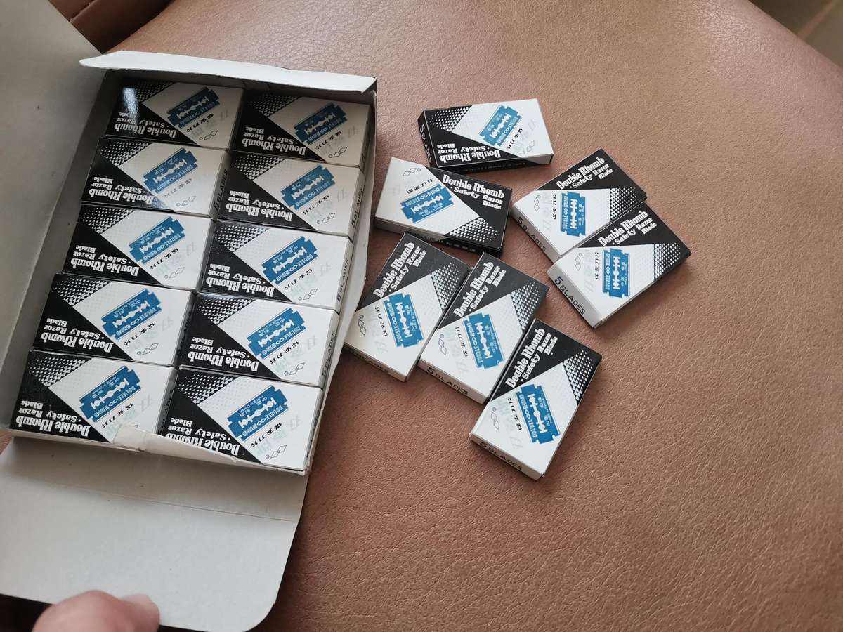 Vintage 80s double rhomb double edge safety razor blades box of 85 new old stock