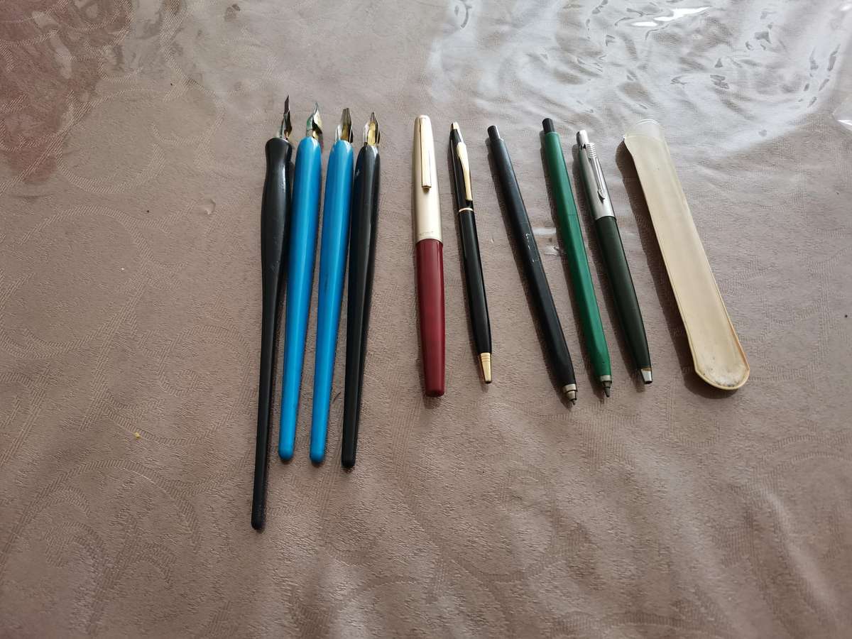Lot of vintage collectible pens and pencils