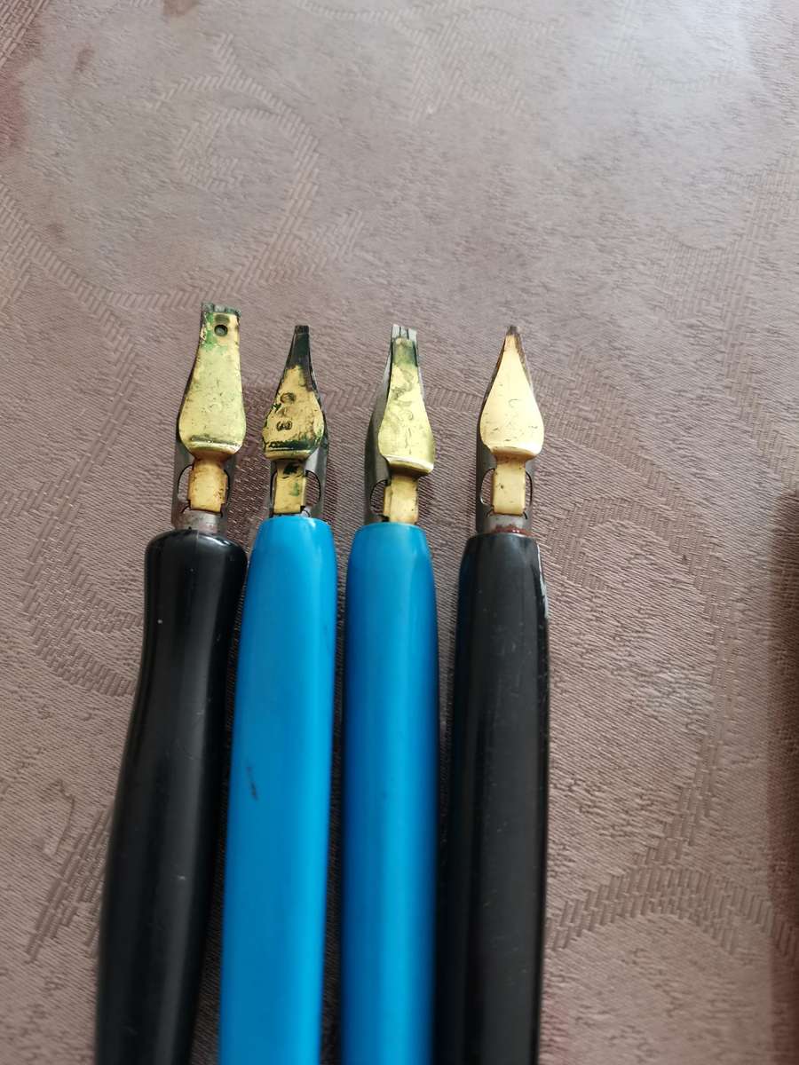 Lot of vintage collectible pens and pencils