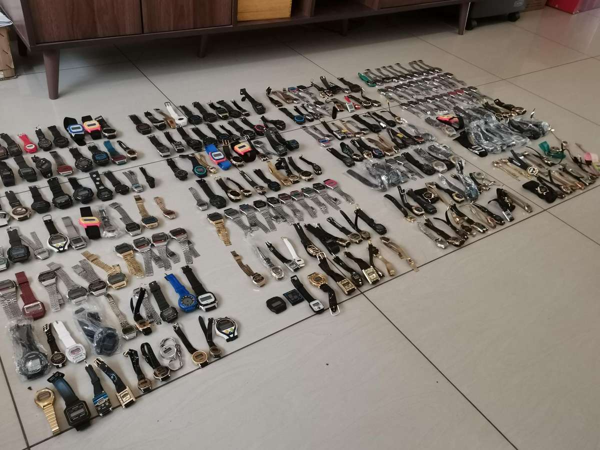 280 new old shop stock quartz watches from the early 1990s