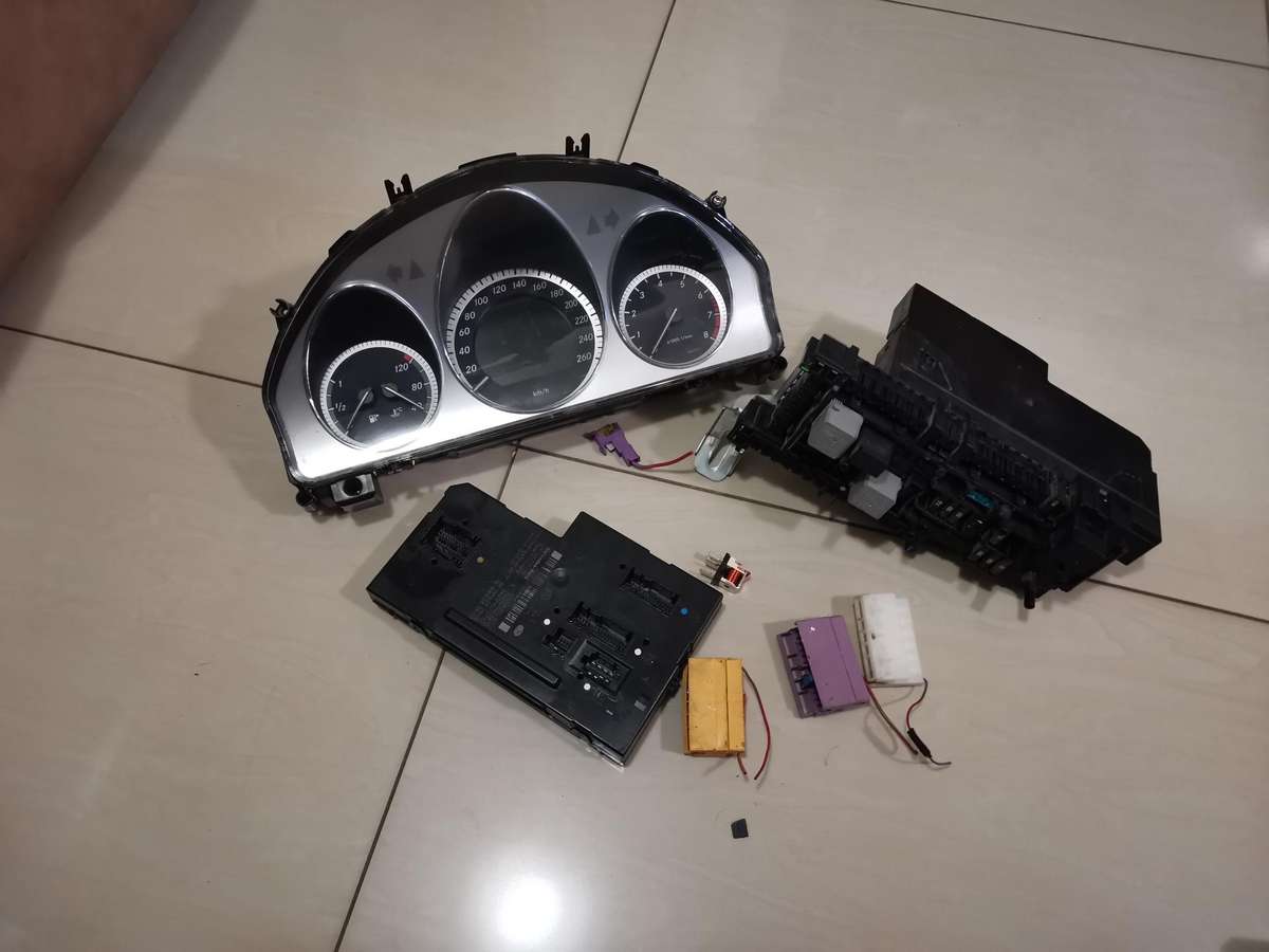 Mercedes Benz w204 cluster and fuse box