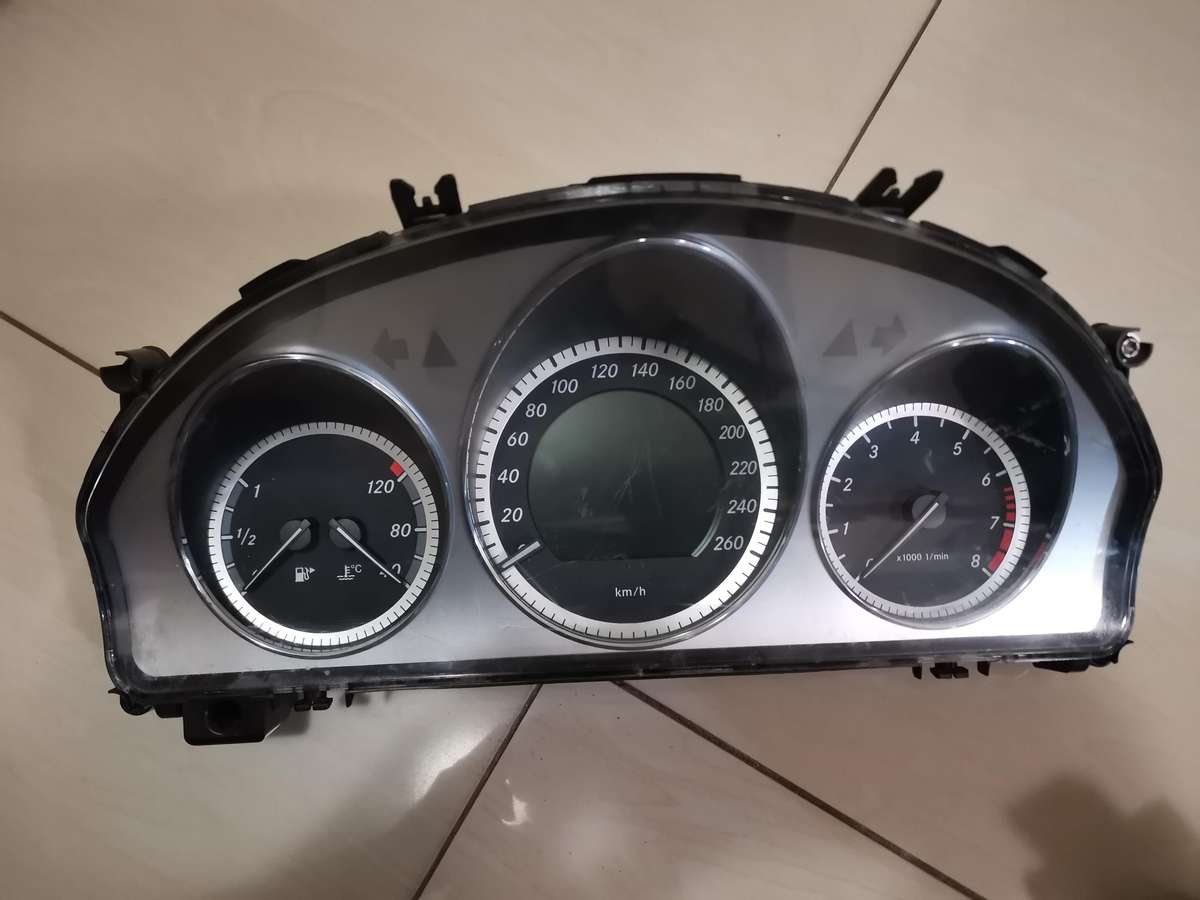 Mercedes Benz w204 cluster and fuse box