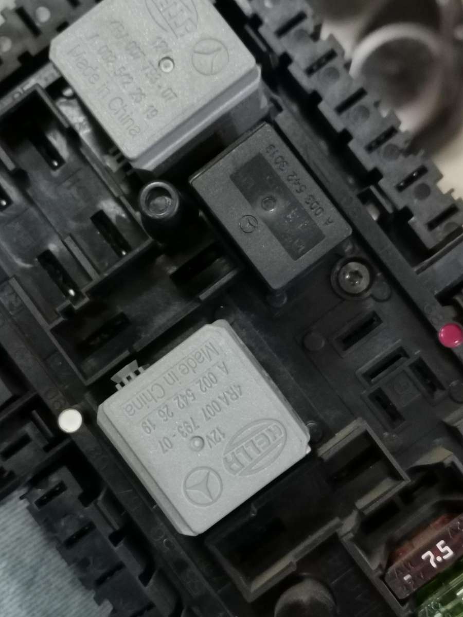 Mercedes Benz w204 cluster and fuse box