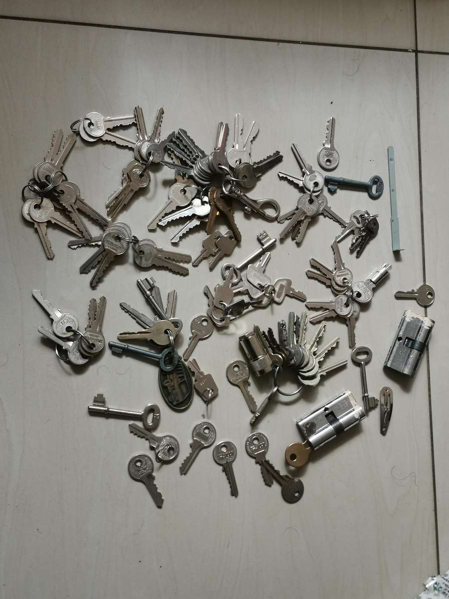Large lot of vintage keys ect