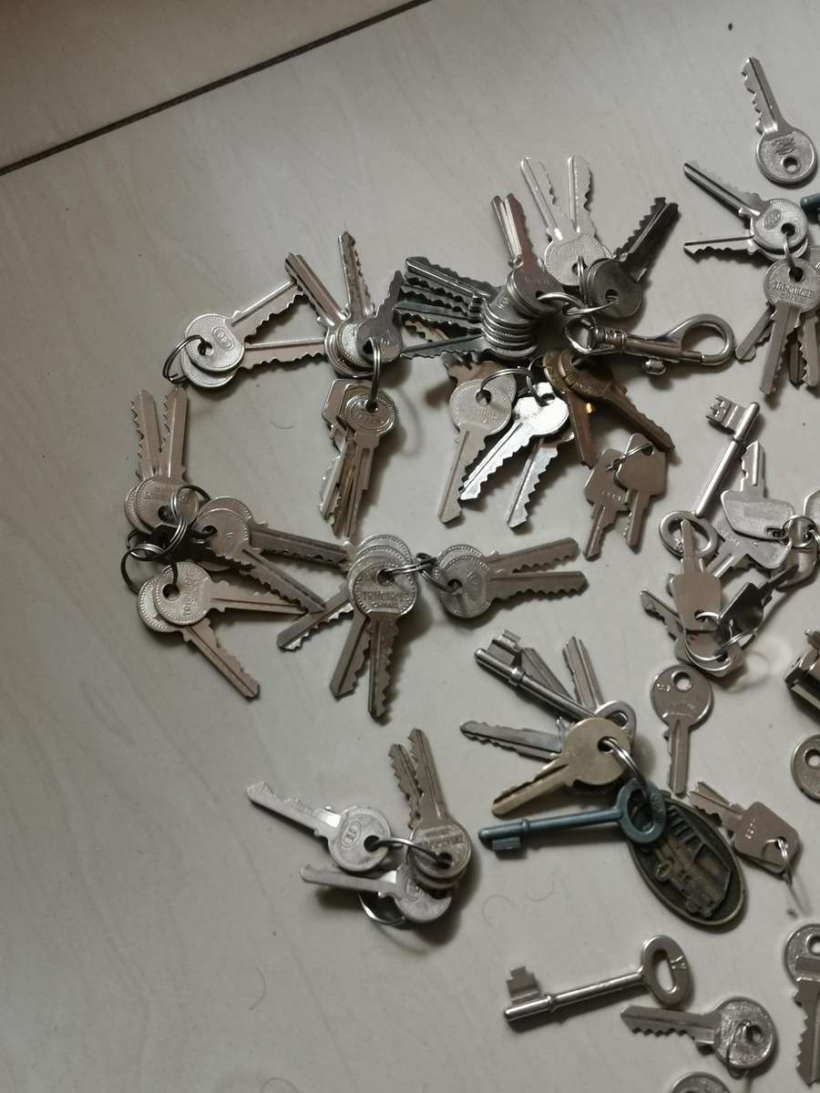 Large lot of vintage keys ect
