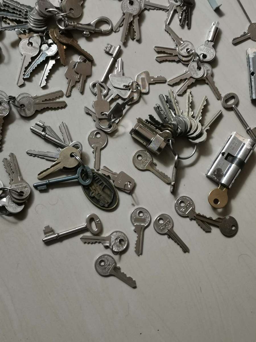 Large lot of vintage keys ect