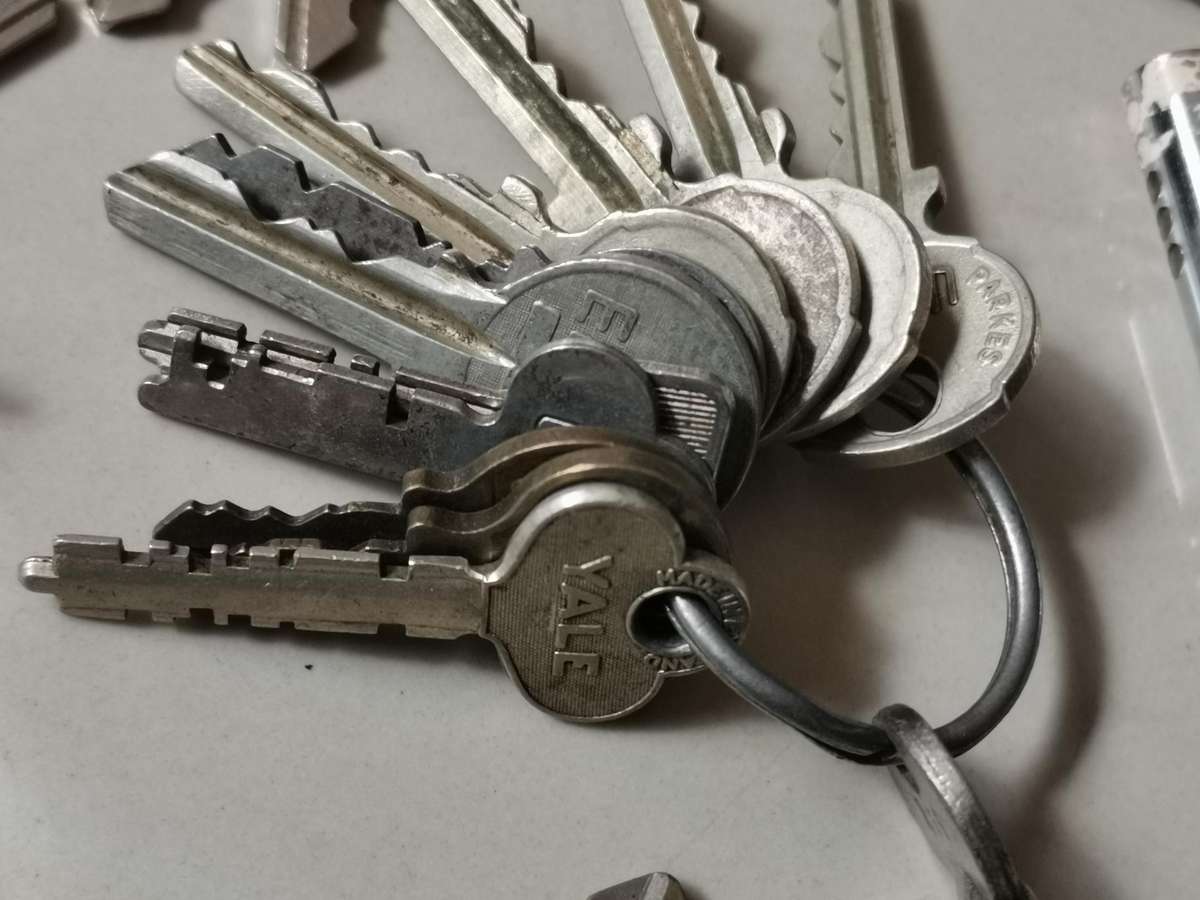 Large lot of vintage keys ect