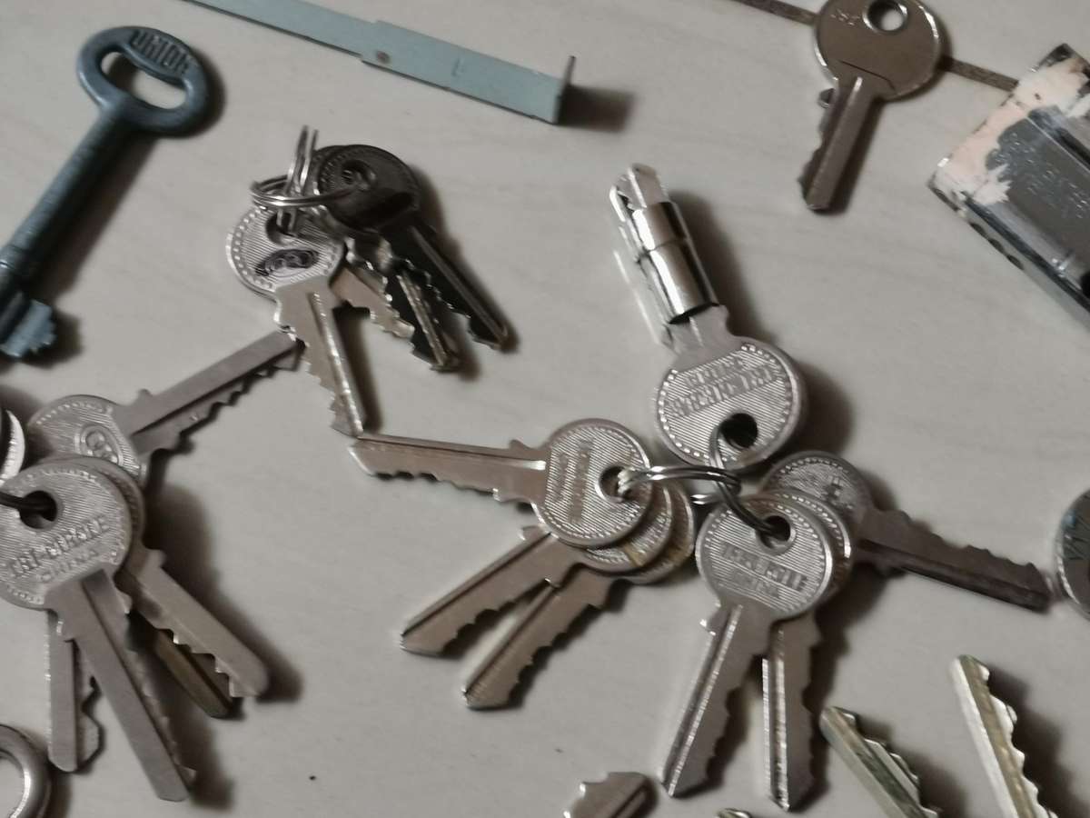 Large lot of vintage keys ect