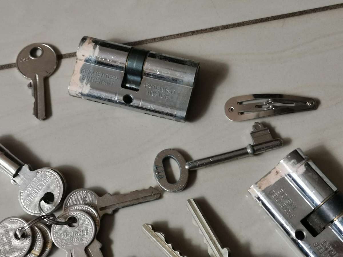 Large lot of vintage keys ect