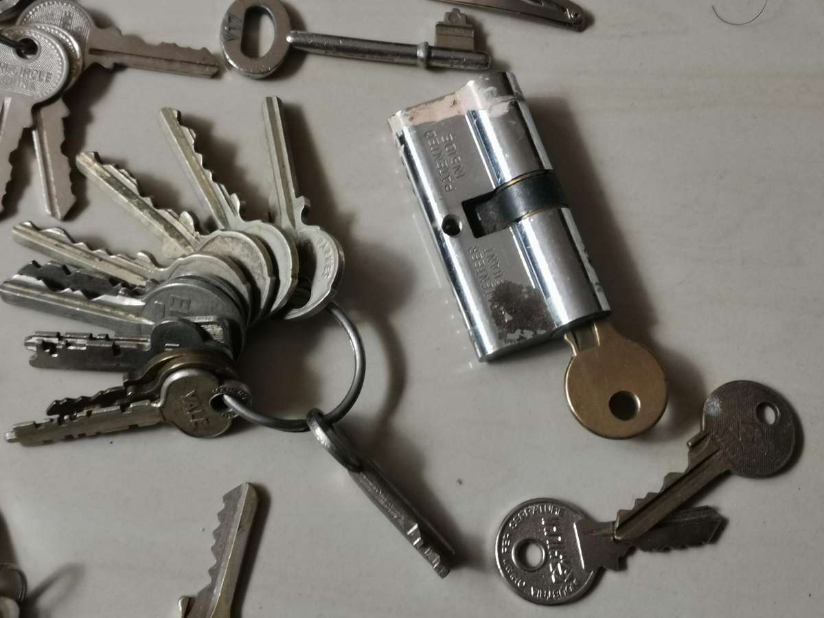 Large lot of vintage keys ect