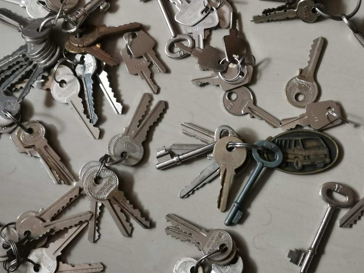 Large lot of vintage keys ect