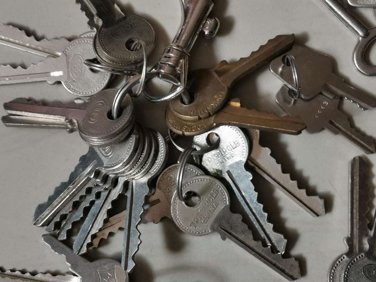 Large lot of vintage keys ect