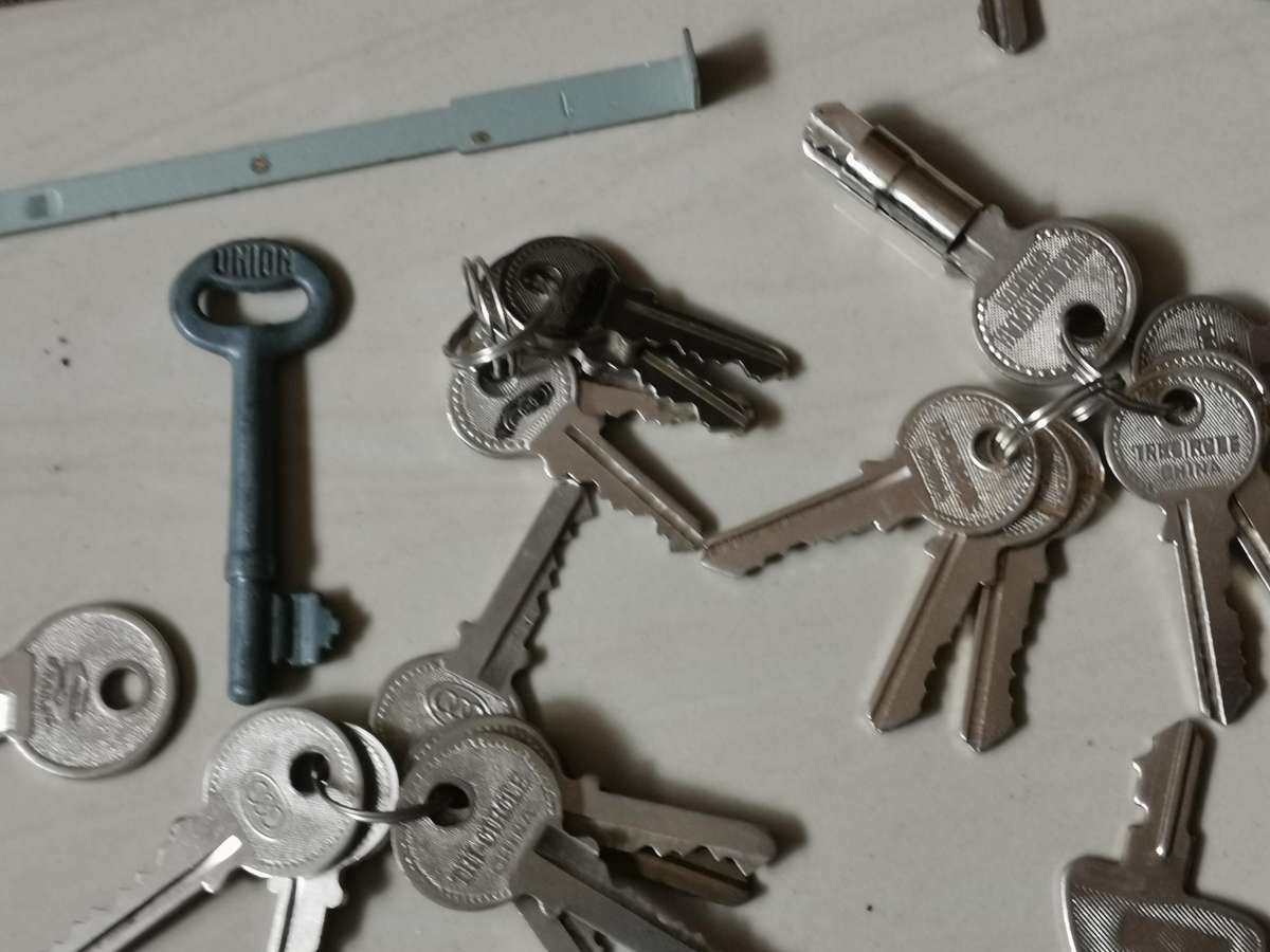 Large lot of vintage keys ect