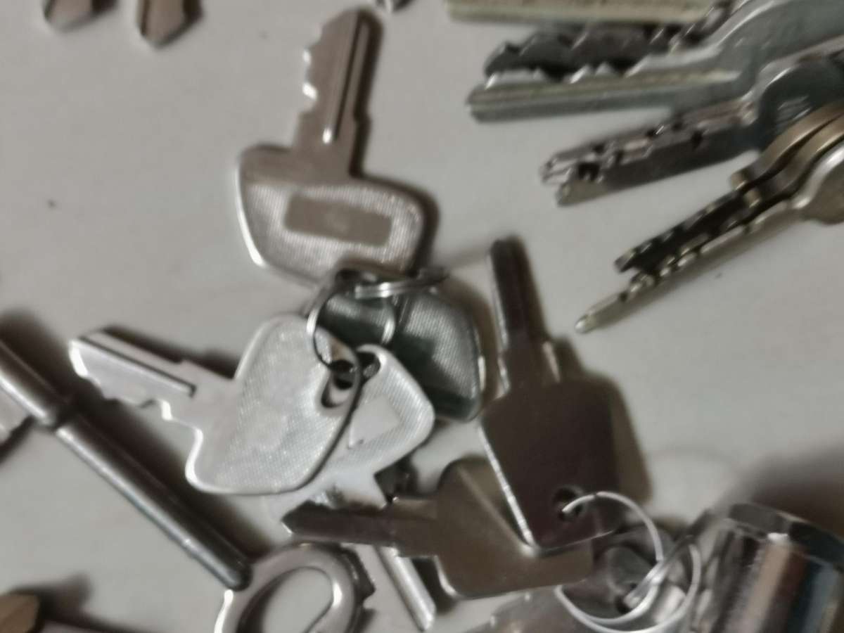 Large lot of vintage keys ect