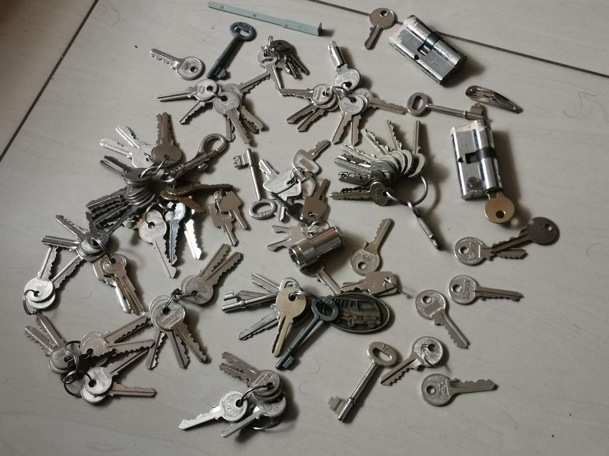 Large lot of vintage keys ect
