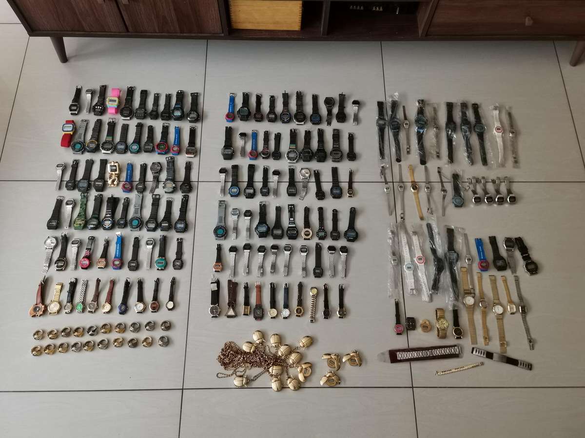 190 vintage new old stock quartz watches from the early 1990s