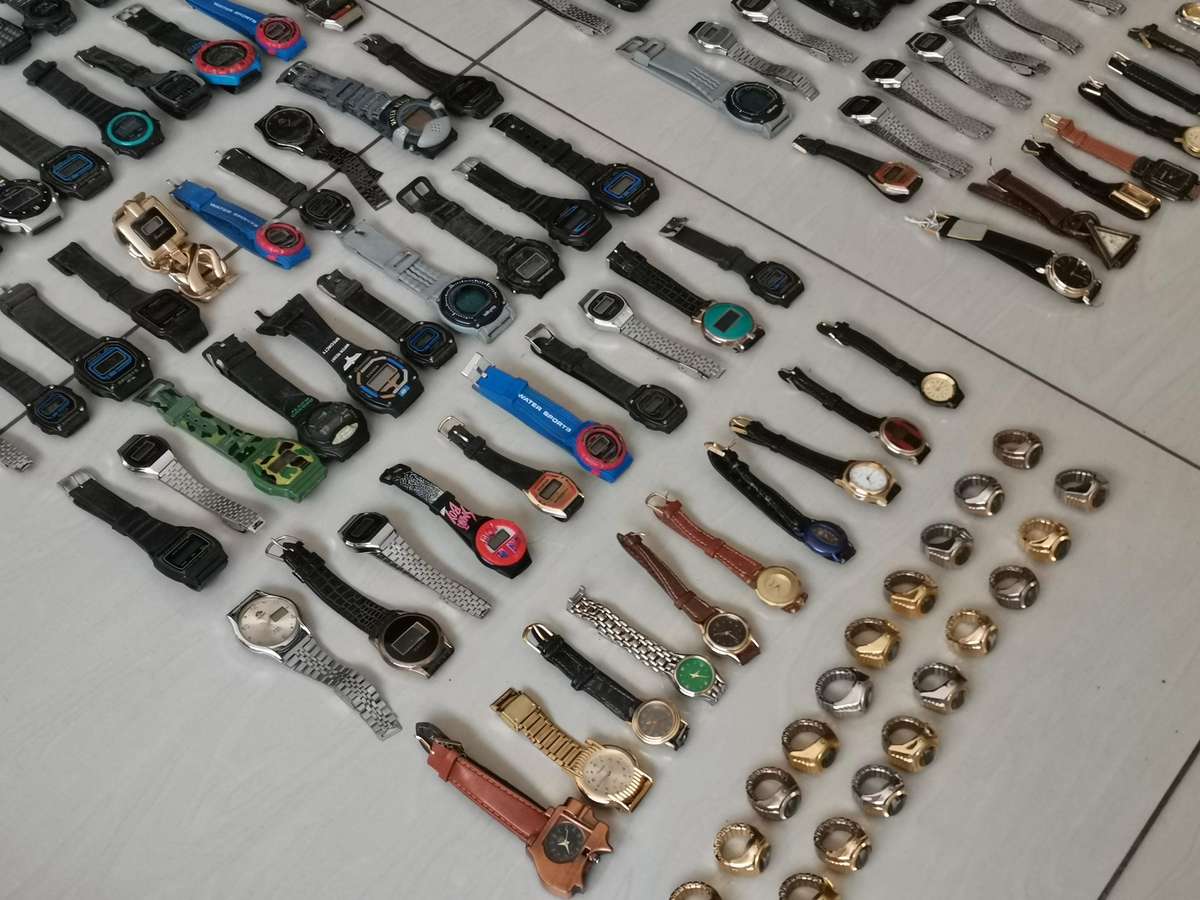 190 vintage new old stock quartz watches from the early 1990s