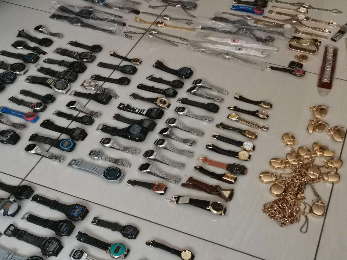 190 vintage new old stock quartz watches from the early 1990s