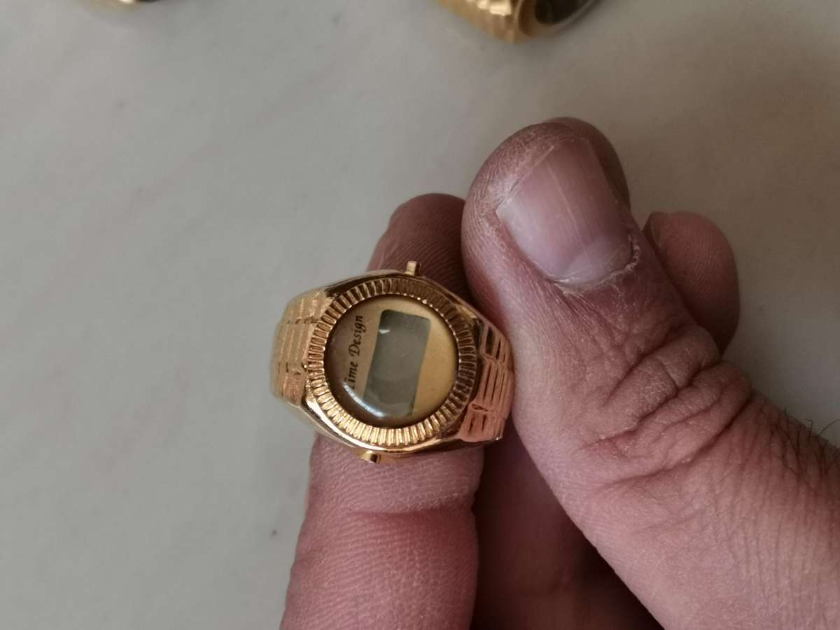 190 vintage new old stock quartz watches from the early 1990s