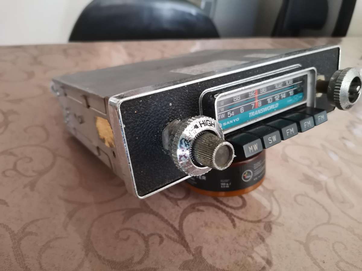 Vintage Sanyo transworld car radio