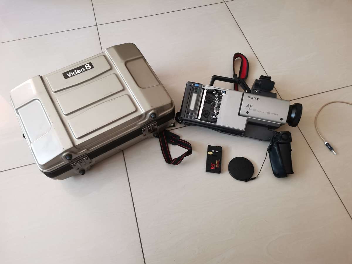 Vintage Sony video 8mm ccd-v100E camcorder and carry case