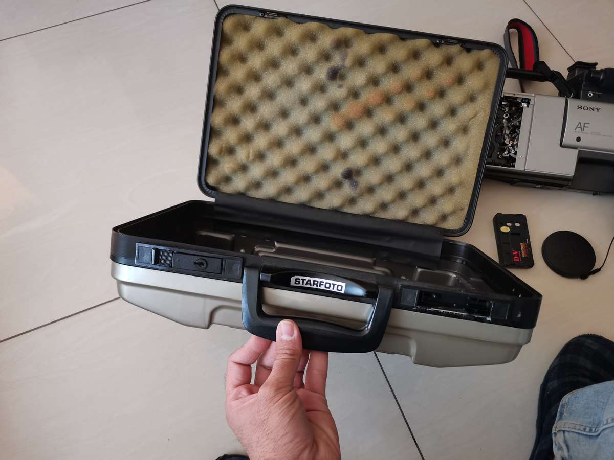 Vintage Sony video 8mm ccd-v100E camcorder and carry case