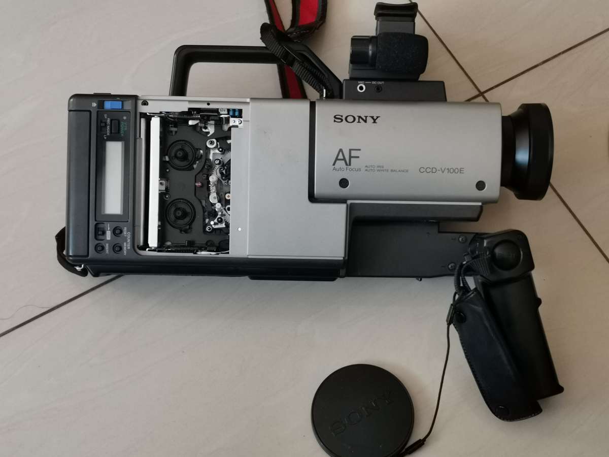Vintage Sony video 8mm ccd-v100E camcorder and carry case