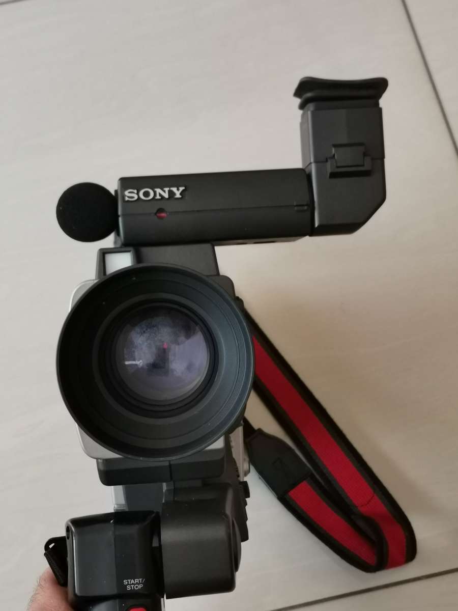 Vintage Sony video 8mm ccd-v100E camcorder and carry case