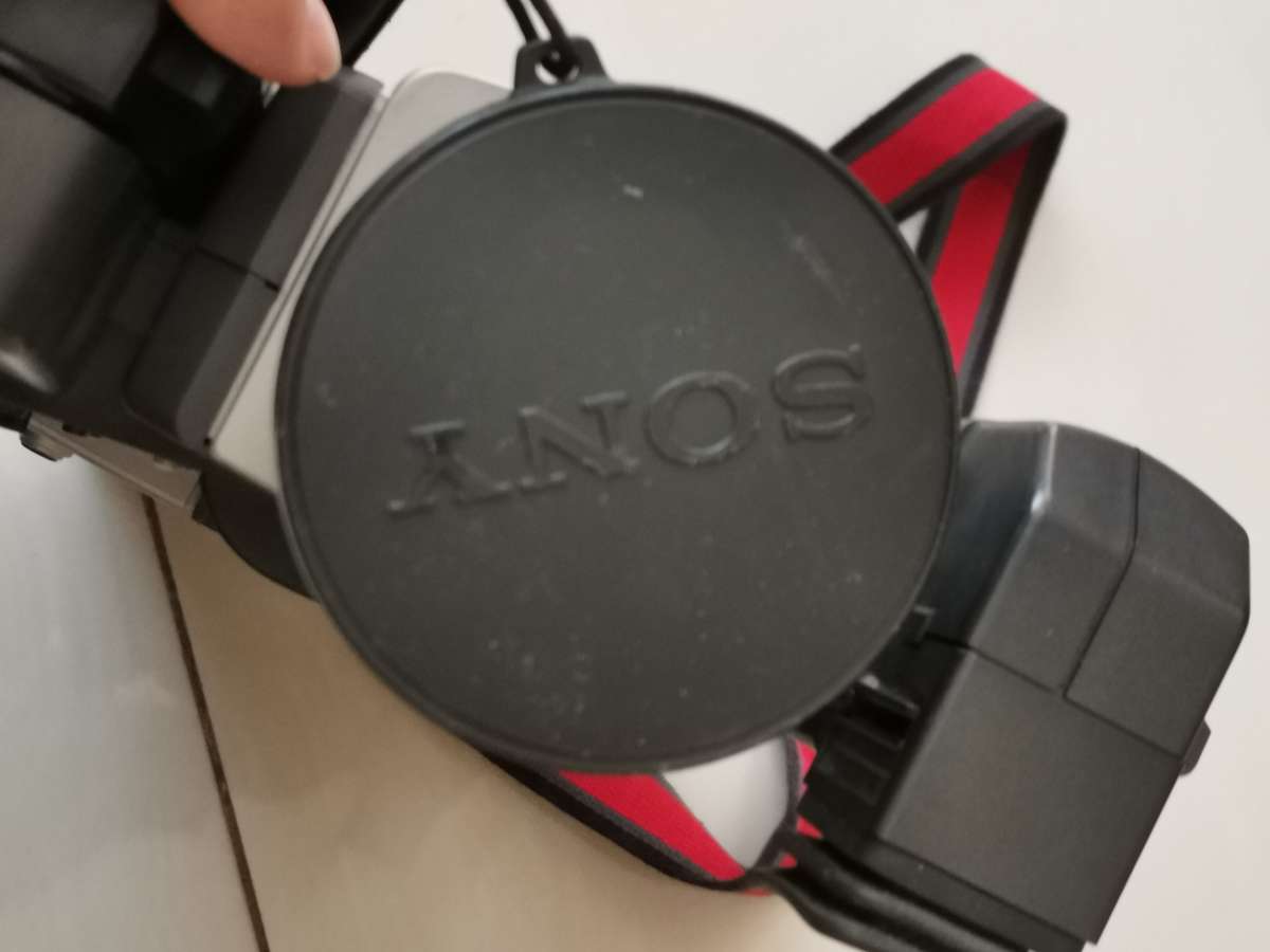 Vintage Sony video 8mm ccd-v100E camcorder and carry case